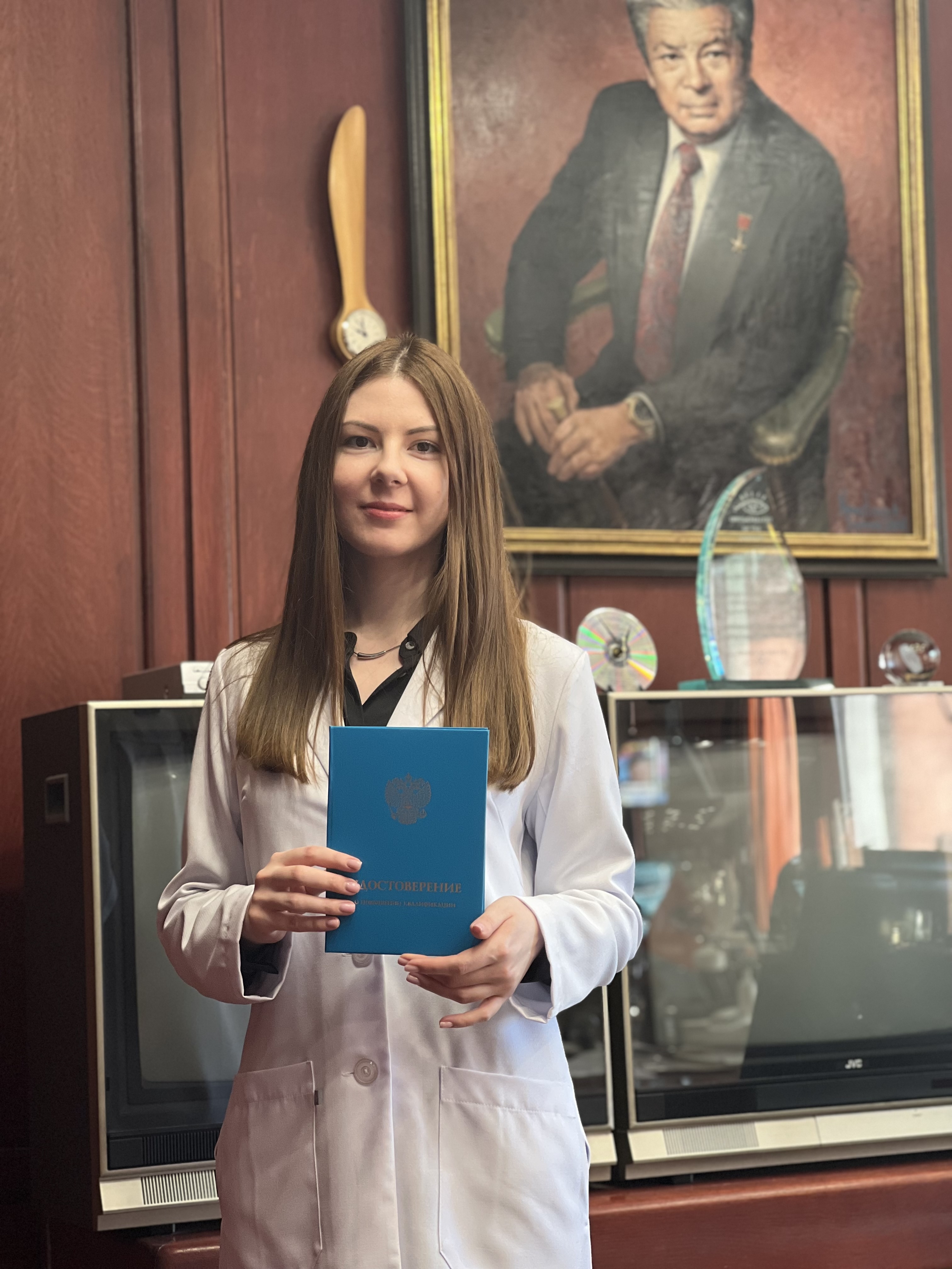 Алина на фоне сакуры