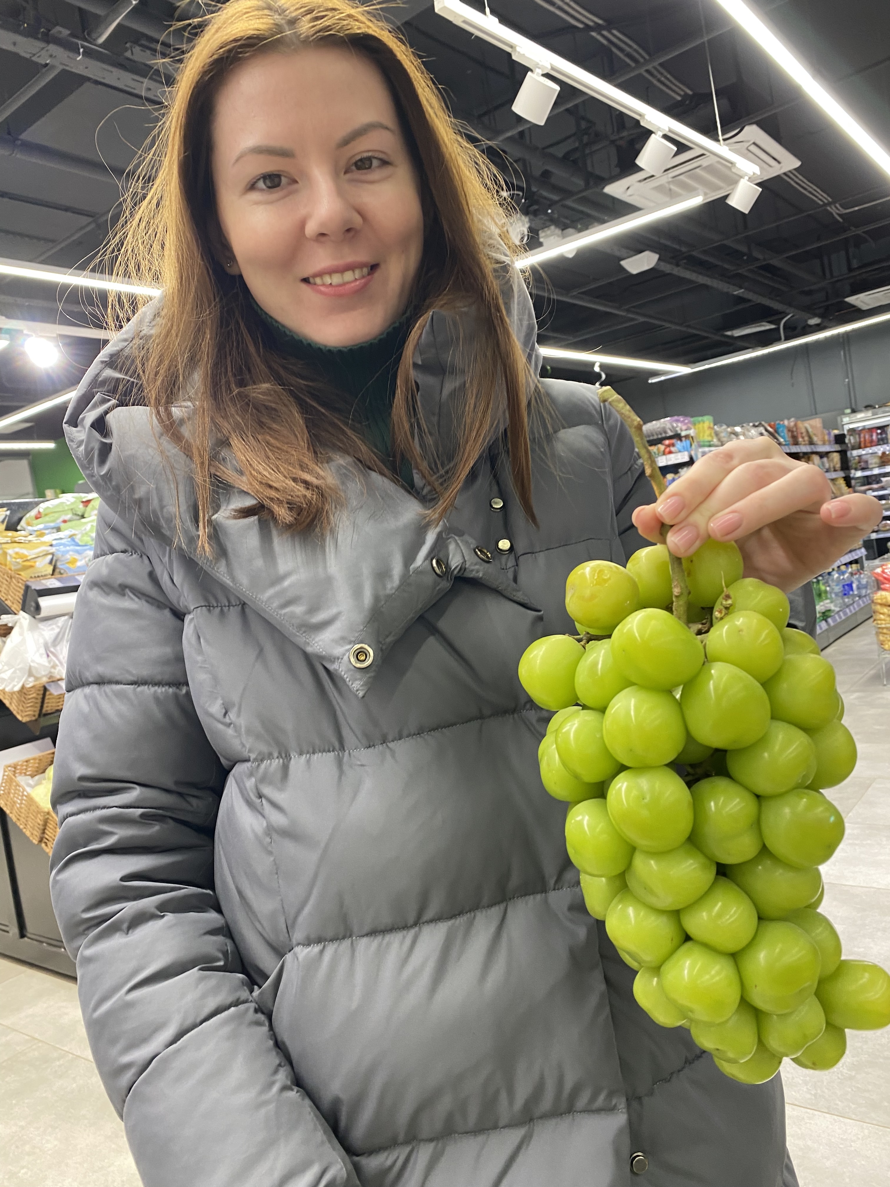 Алина с гроздью винограда